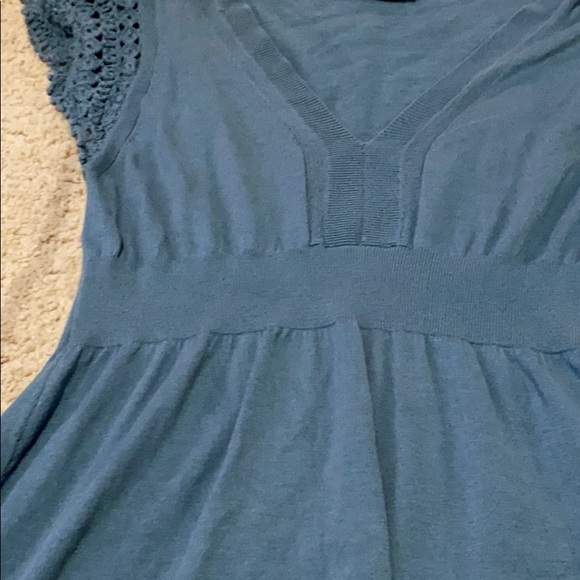 BCBG v neck , short sleeved sweater - Picture 4 of 6